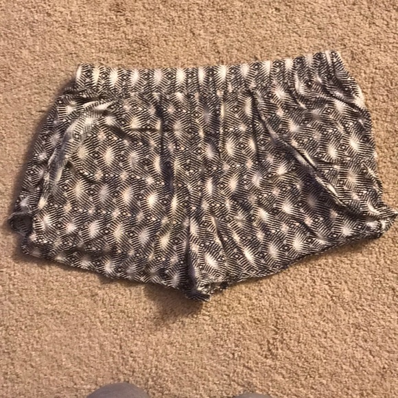 Forever 21 patterned shorts - Picture 4 of 6